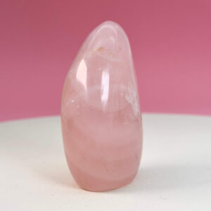 Rosakvarts Freeform Krystal Sten på hvid og lyserød baggrund