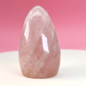 Rosakvarts Freeform Krystal Sten på hvid og lyserød baggrund
