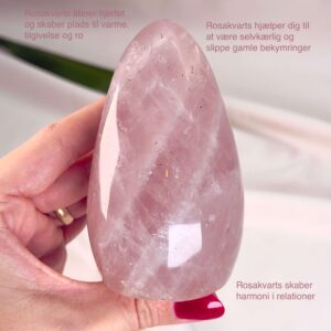 Rosakvarts Freeform Krystal Sten i hånd på hvid baggrund med tags