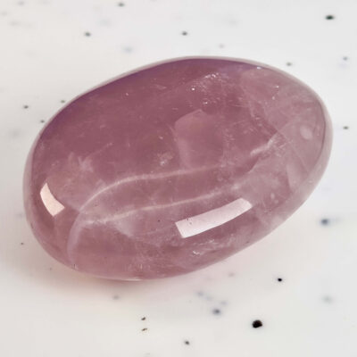 Rosakvarts Håndsten Krystal Sten på hvid baggrund