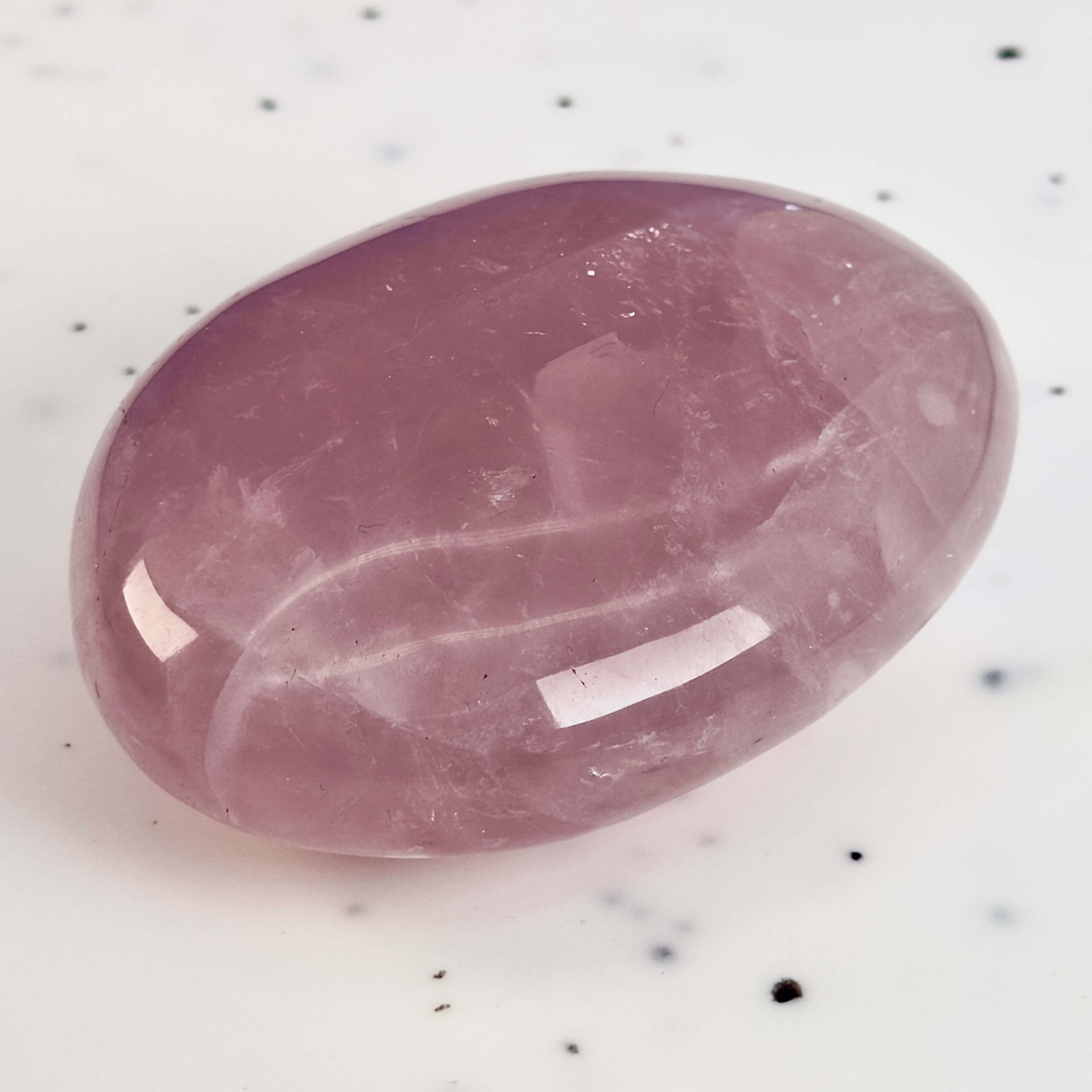 Rosakvarts Håndsten Krystal Sten på hvid baggrund