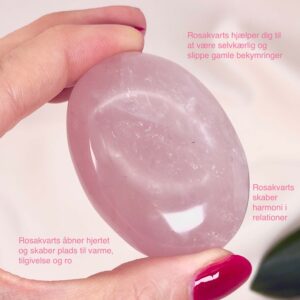 Rosakvarts Håndsten Krystal Sten i hånd på hvid baggrund med tags