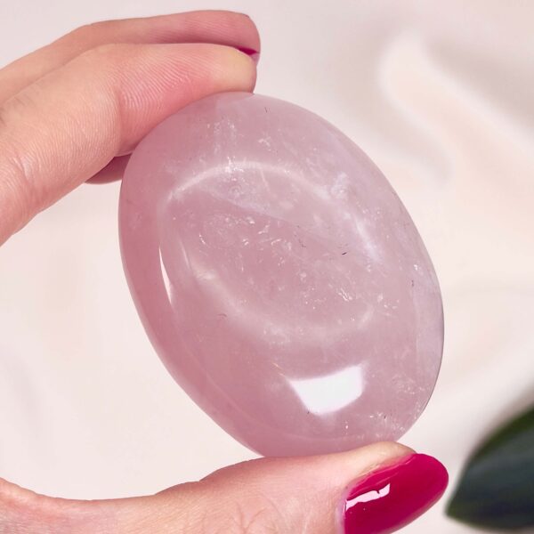 Rosakvarts Håndsten Krystal Sten i hånd på hvid baggrund