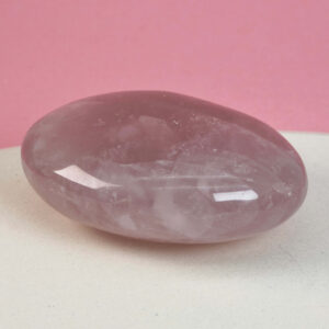 Rosakvarts Håndsten Krystal Sten på hvid baggrund