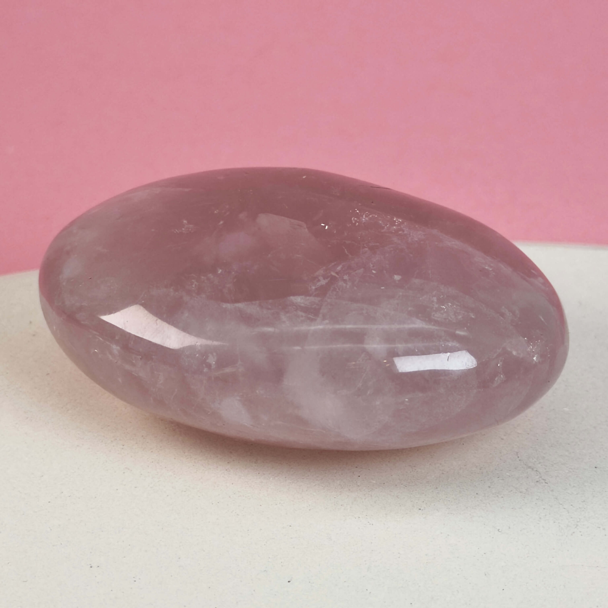 Rosakvarts Håndsten Krystal Sten på hvid baggrund