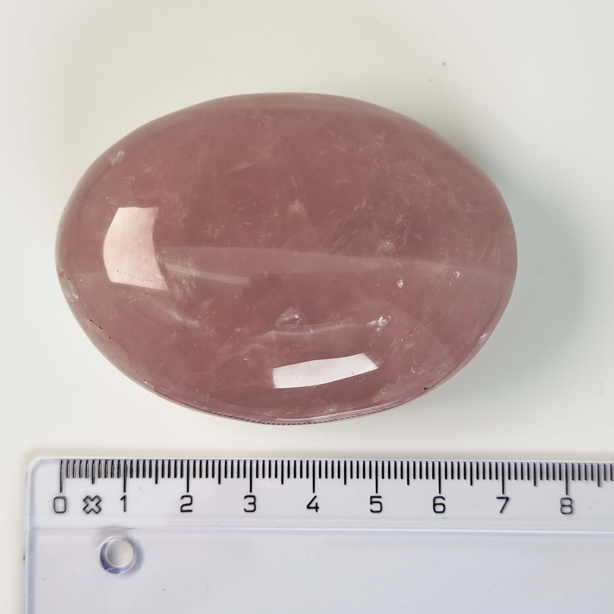 Rosakvarts Håndsten Krystal Sten med lineal på hvid baggrund