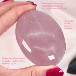 Rosakvarts Håndsten Krystal Sten i hånd på hvid baggrund med tags