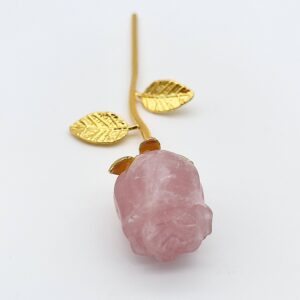 Rosakvarts Rose med guldfarvet stilk krystal sten med guld stilk på hvid baggrund