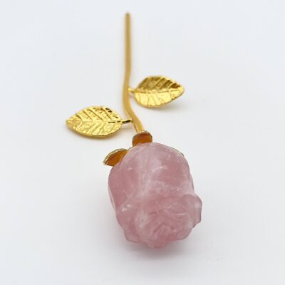 Rosakvarts Rose med guldfarvet stilk krystal sten med guld stilk på hvid baggrund