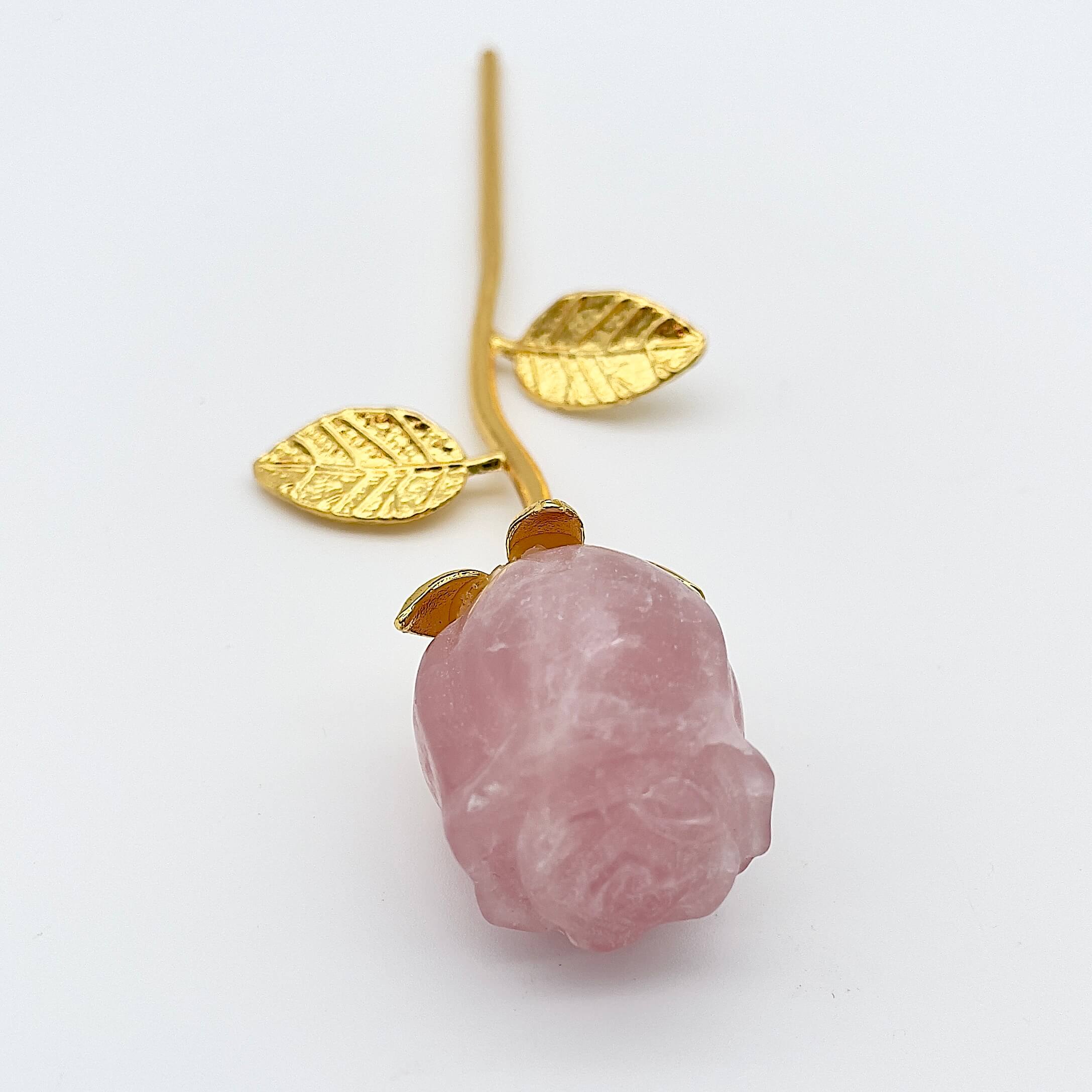 Rosakvarts Rose med guldfarvet stilk krystal sten med guld stilk på hvid baggrund