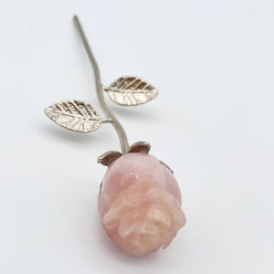 Rosakvarts Rose med sølvfarvet stilk krystal sten med sølv stilk på hvid baggrund