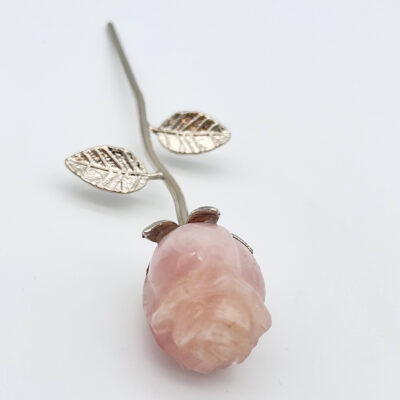 Rosakvarts Rose med sølvfarvet stilk krystal sten med sølv stilk på hvid baggrund