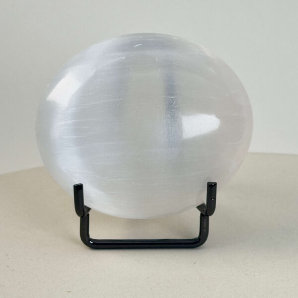 Selenit Håndsten Krystal Sten på i holder på hvid baggrund