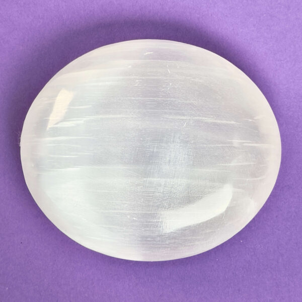 Selenit Håndsten Krystal Sten på lilla baggrund