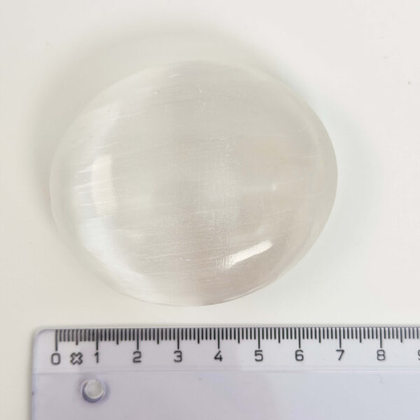 Selenit Håndsten Krystal Sten med lineal på hvid baggrund