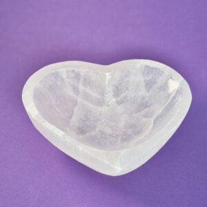 Selenit hjerte skål krystal sten 10 cm på lilla baggrund