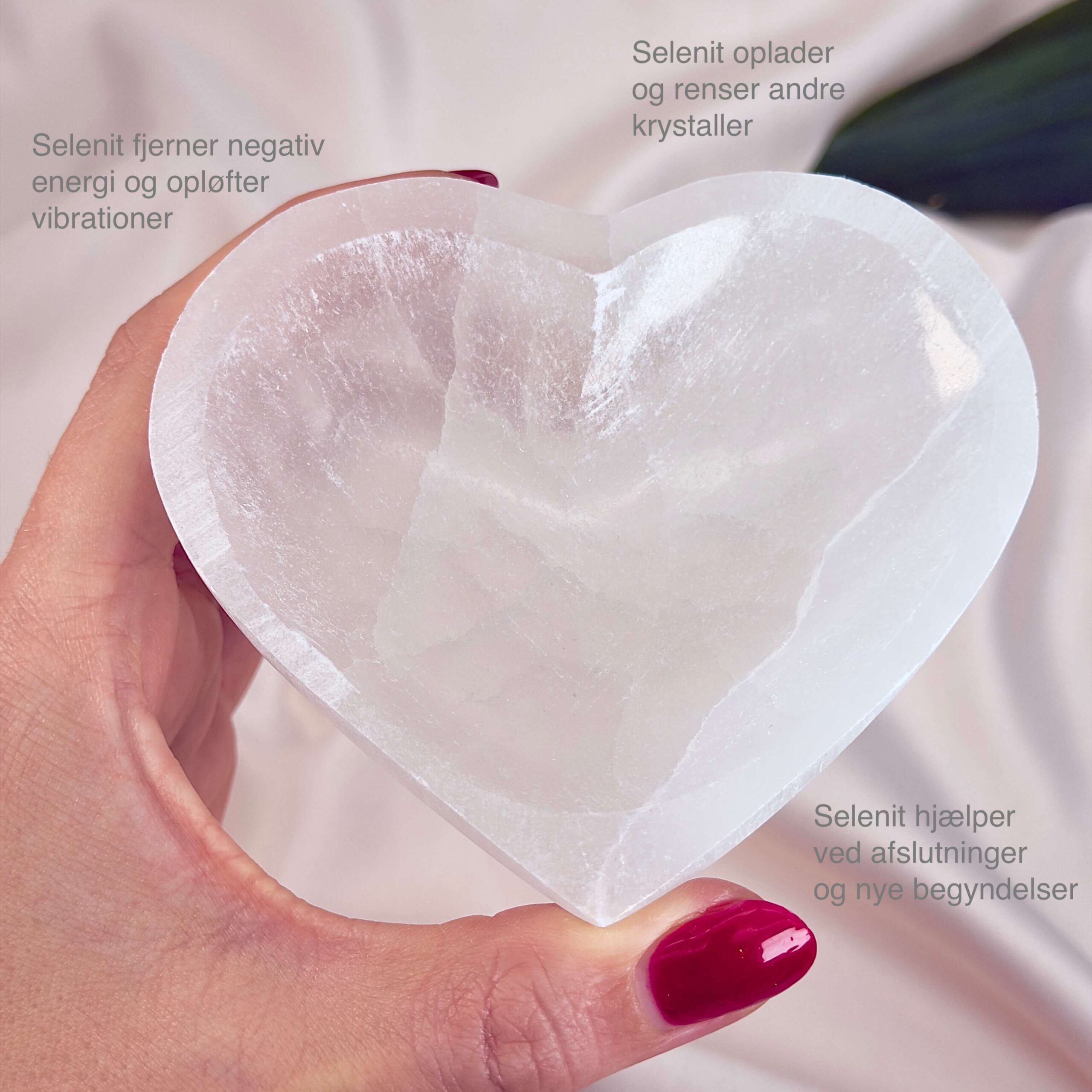 Selenit hjerte skål krystal sten 10 cm i hånd på hvid baggrund med tags