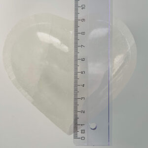 Selenit hjerte skål krystal sten 10 cm med lineal på hvid baggrund