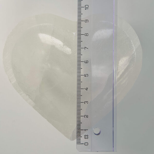Selenit hjerte skål krystal sten 10 cm med lineal på hvid baggrund