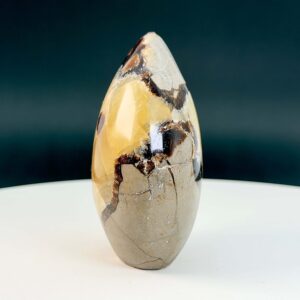 Septarie Freeform Krystal Sten på hvid og sort baggrund