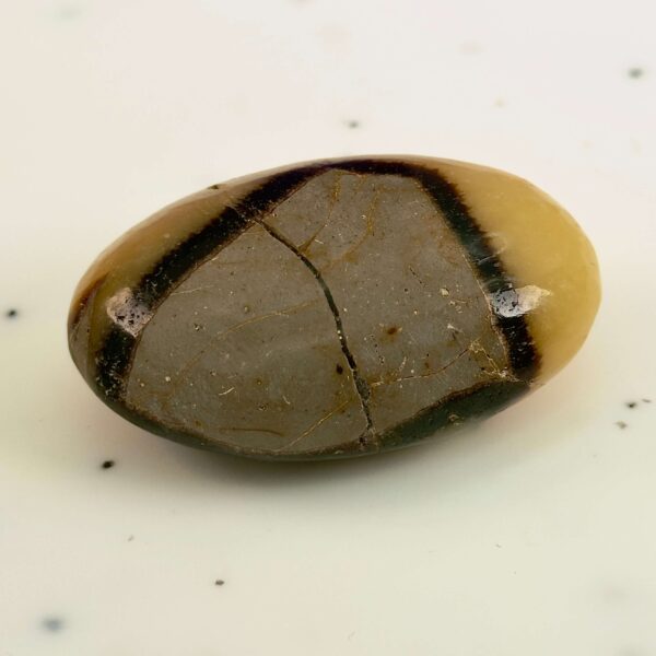 Septarie håndsten Krystal Sten på hvid baggrund