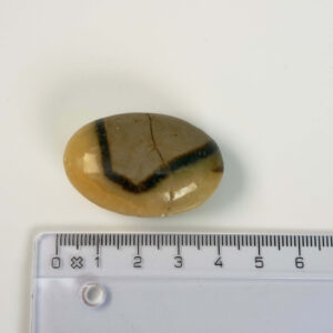 Septarie håndsten Krystal Sten med lineal på hvid baggrund