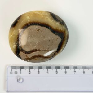 Septarie håndsten Krystal Sten med lineal på hvid baggrund