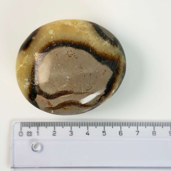 Septarie håndsten Krystal Sten med lineal på hvid baggrund