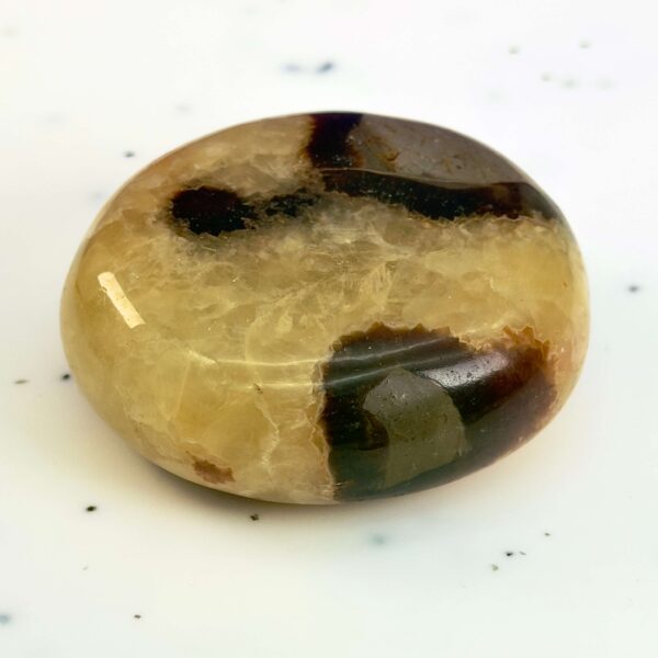 Septarie håndsten Krystal Sten på hvid baggrund