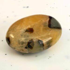 Septarie håndsten Krystal Sten på hvid baggrund