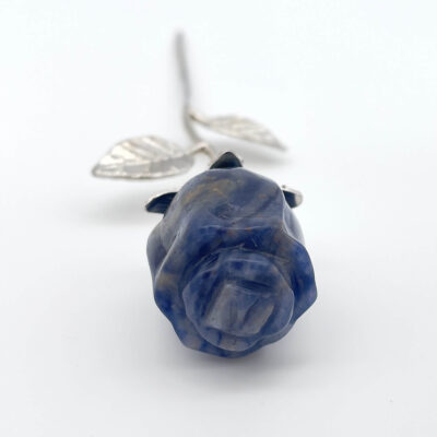 Sodalit Rose med sølvfarvet stilk krystal sten med sølv stilk på hvid baggrund