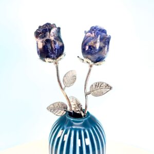 Sodalit Rose krystal sten med sølv stilk i vase på hvid baggrund