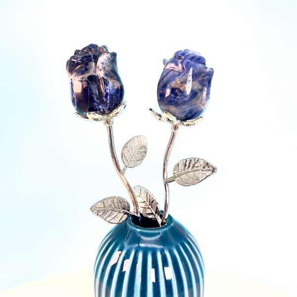Sodalit Rose krystal sten med sølv stilk i vase på hvid baggrund