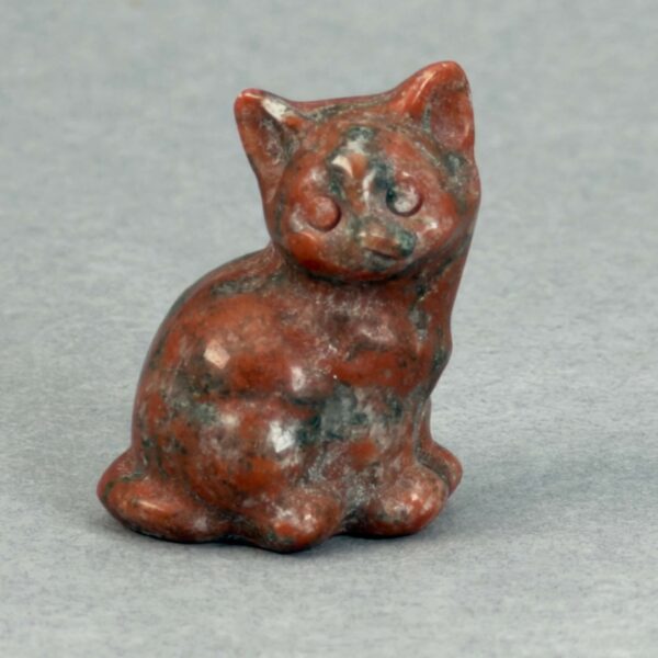 krystal kat 3 cm siddende jaspis breccie