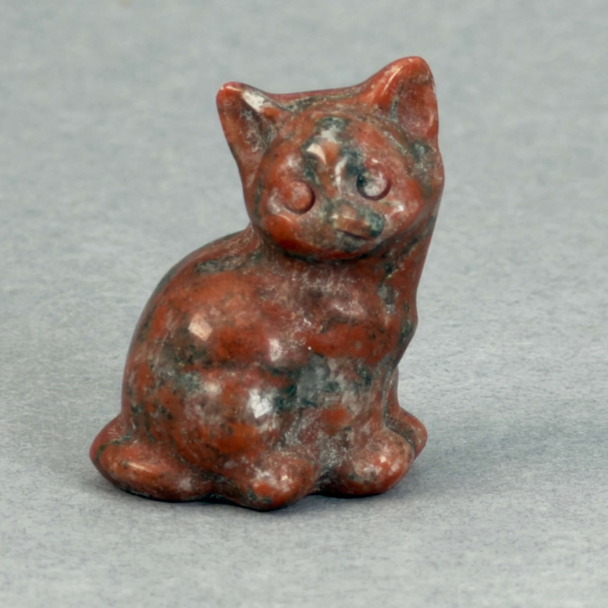 krystal kat 3 cm siddende jaspis breccie