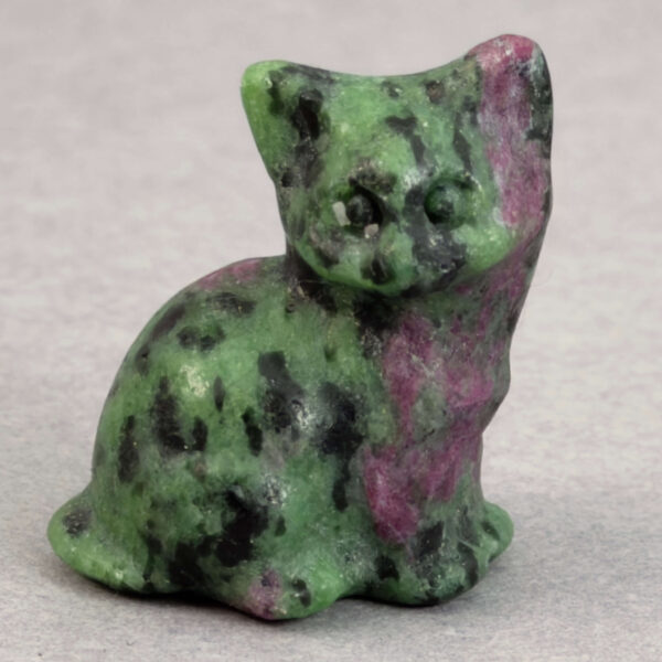 krystal kat 3 cm siddende rubin i zoisite