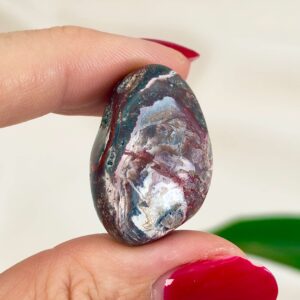 Agat Crazy Lace Lommesten Krystal Sten i hånd på hvid baggrund