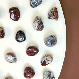 Agat Crazy Lace Lommesten Krystal Sten Samling på brun og hvid baggrund