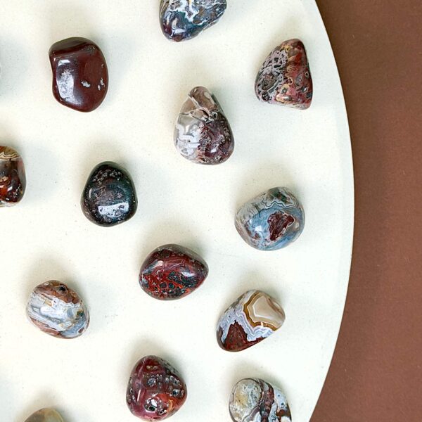 Agat Crazy Lace Lommesten Krystal Sten Samling på brun og hvid baggrund