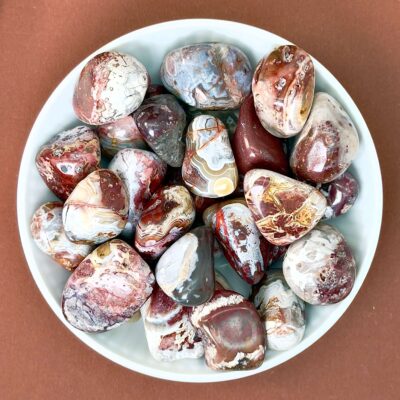 Agat Crazy Lace Lommesten Krystal Sten i skål på brun baggrund