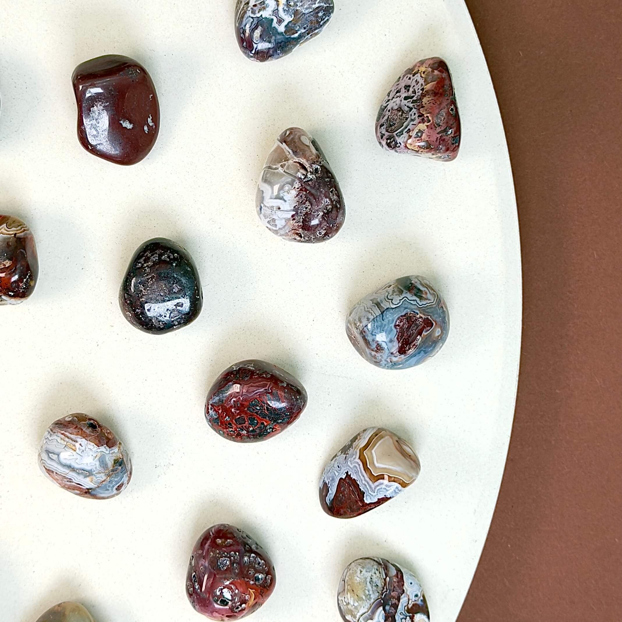 Agat Crazy Lace Lommesten Krystal Sten Samling på brun og hvid baggrund