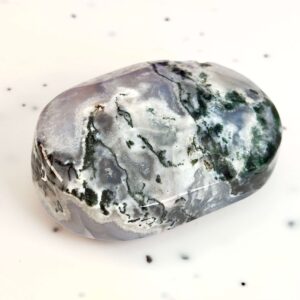 Agat Mos Håndsten Krystal Sten på hvid baggrund