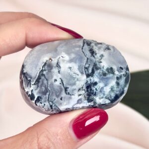 Agat Mos Håndsten Krystal Sten i hånd på hvid baggrund