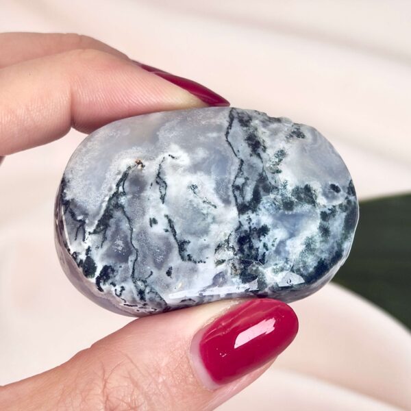 Agat Mos Håndsten Krystal Sten i hånd på hvid baggrund