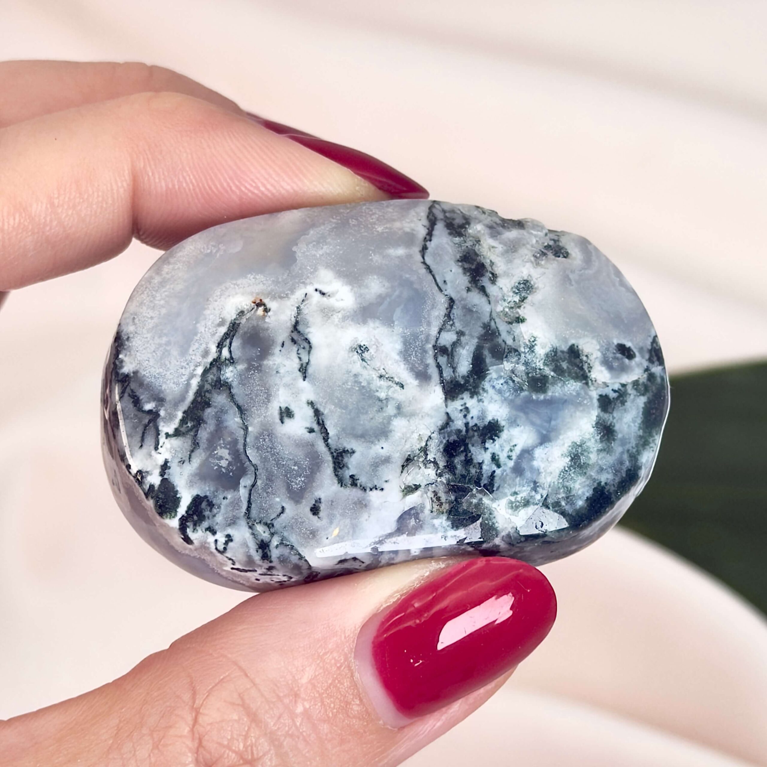 Agat Mos Håndsten Krystal Sten i hånd på hvid baggrund