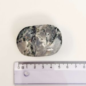 Agat Mos Håndsten Krystal Sten på hvid baggrund med lineal