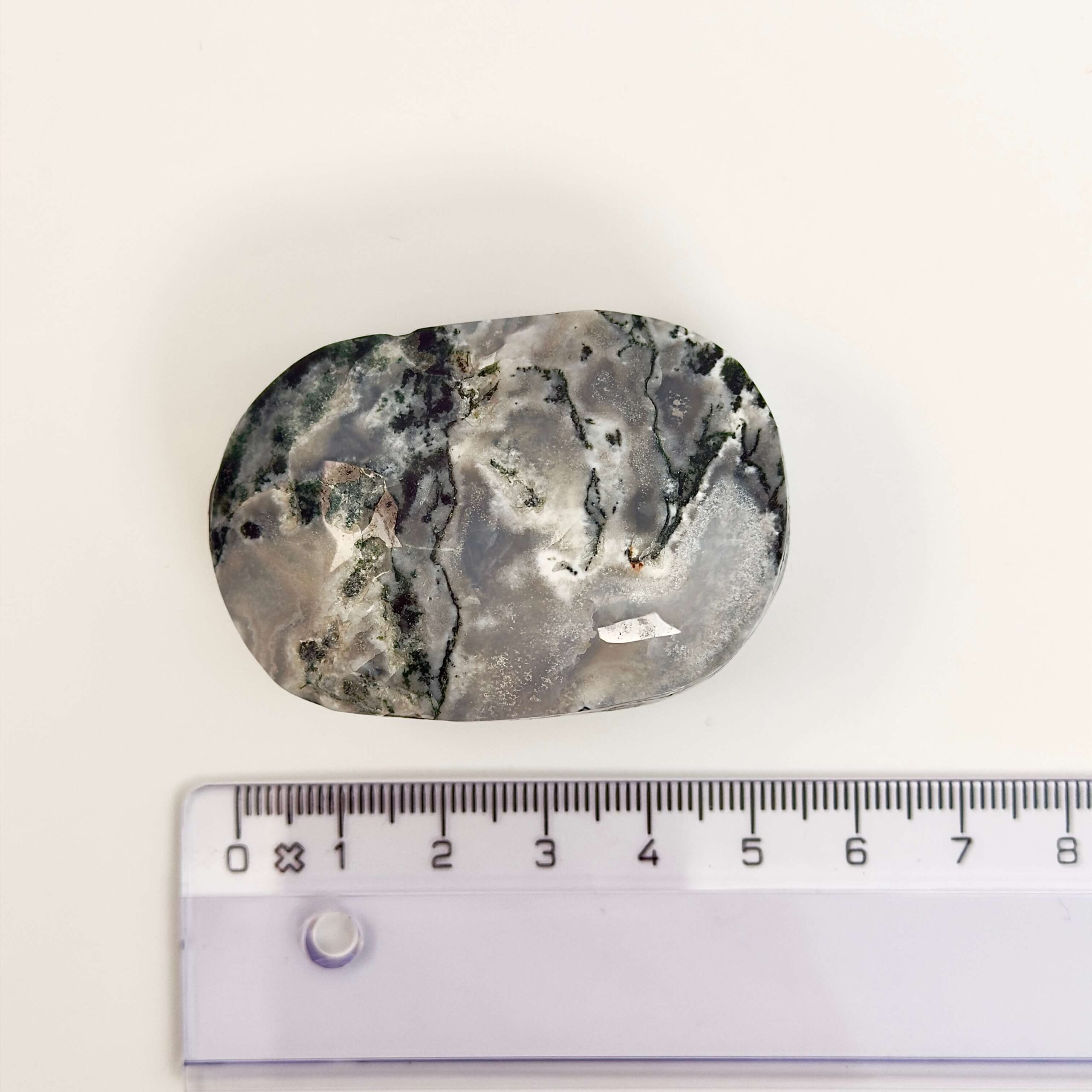 Agat Mos Håndsten Krystal Sten på hvid baggrund med lineal