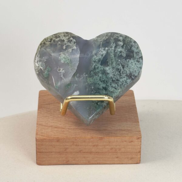 Agat Mos Hjerte Krystal Sten i holder på hvid baggrund