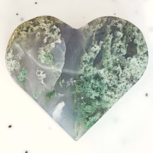 Agat Mos Hjerte Krystal Sten på hvid baggrund