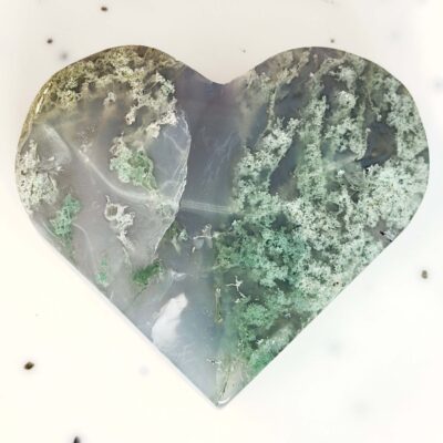 Agat Mos Hjerte Krystal Sten på hvid baggrund